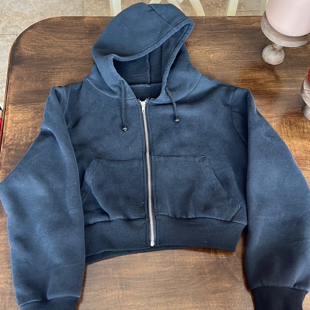 Black crop hoodie
